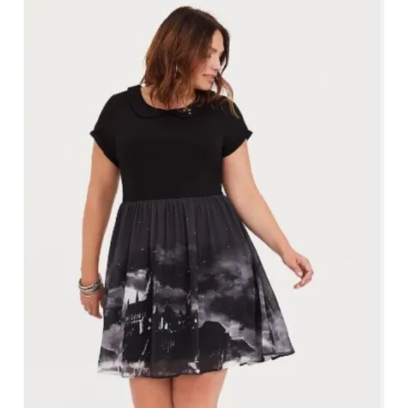 torrid Dresses & Skirts - HARRY POTTER / TORRID Hogwarts Castle Skater Dress Black Gray Size 0 Large